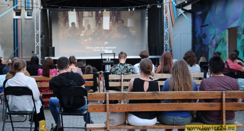 Łowicz. Kino plenerowe zawita na osiedle Kostka