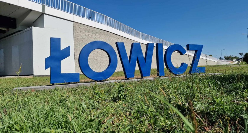 Łowicz. Przy wiadukcie stanął odnowiony napis z dworca kolejowego (foto)