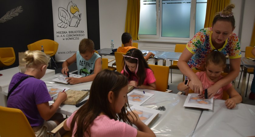 String Art na zakończenie wakacji w Miejskiej Bibliotece w Łowiczu (foto)