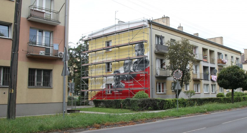 Łowicz. Patriotyczny mural na osiedlu Kostka gotowy (foto)