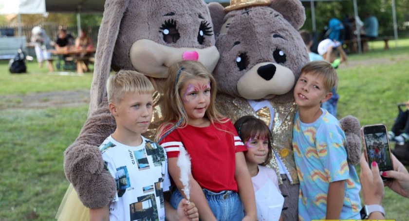 Piknik sąsiedzki przy Domu na 105 w Zdunach (foto, film)