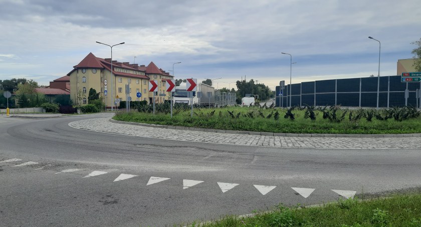 Łowicz. Nowy asfalt na rondzie wytrzymał dwa tygodnie. Znów są ubytki (foto)