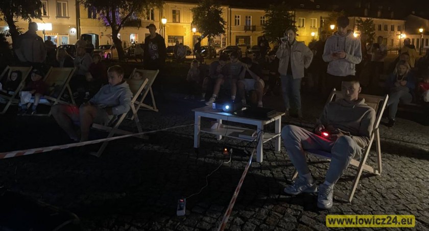 Nowym Rynkiem w Łowiczu zawładnął futbol (foto, film) AKTUALIZACJA