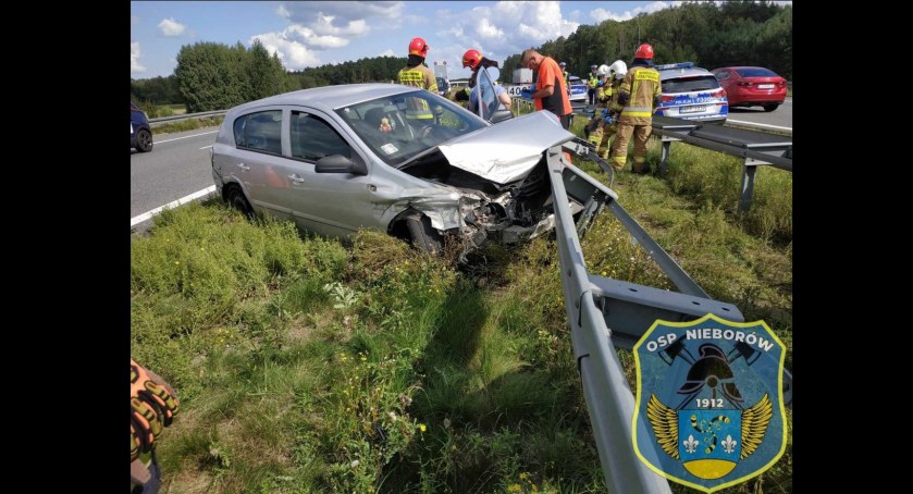 Kolizja na autostradzie A2. Opel zatrzymał się na barierkach
