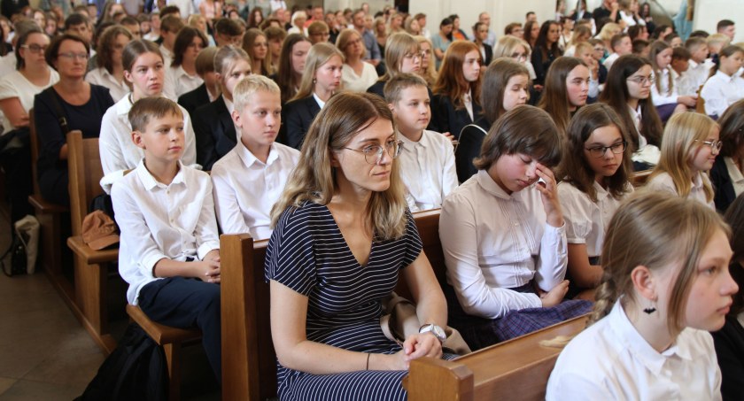 Inauguracja roku szkolnego 2023/2024 w Pijarskich Szkołach Królowej Pokoju w Łowiczu (foto)