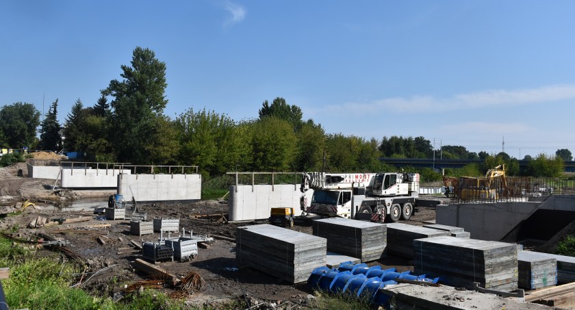 Łowicz. Praca wre przy moście nad Bzurą (foto)