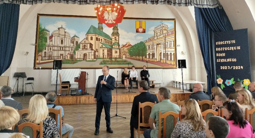 Rozpoczęcie roku szkolnego w Zespole Szkół Technicznych w Łowiczu (foto)