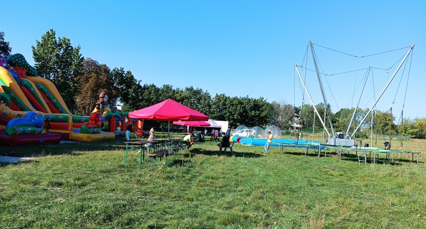 Dmuchany plac rozrywki przy Kaliskiej w Łowiczu (foto)