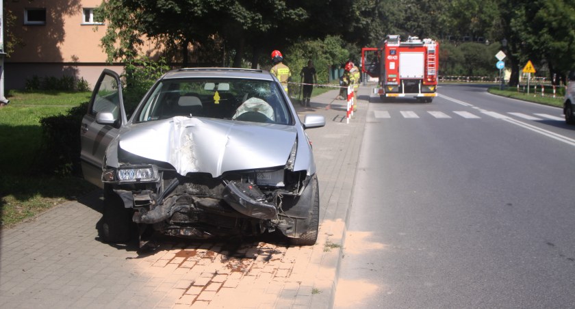Łowicz. Auto wjechało na chodnik. Wcześniej staranowało m.in. latarnię i barierki (foto, film)