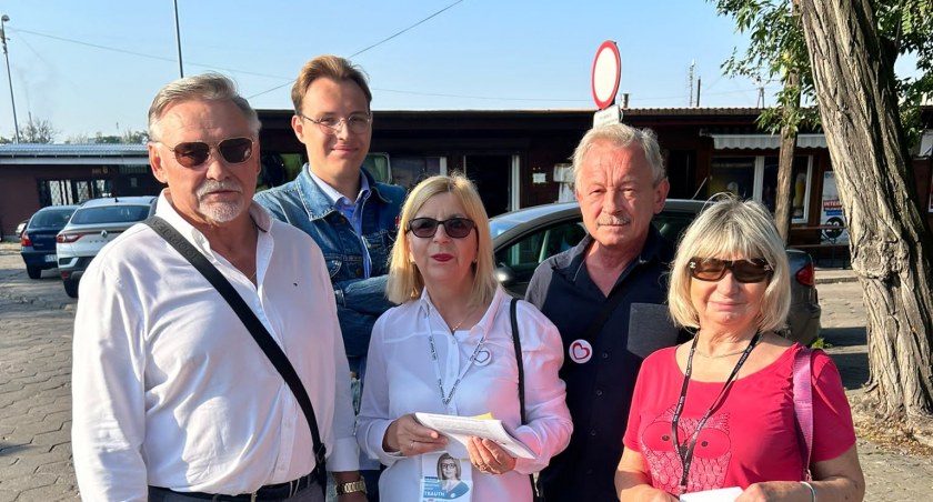 Łowicz. Kandydaci do parlamentu agitowali na targowisku (foto)