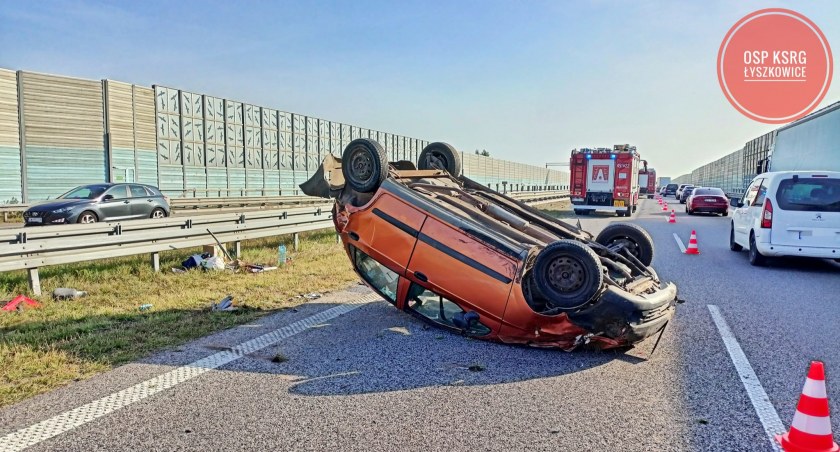Wypadek na autostradzie A2 pod Łowiczem. Zderzyły się trzy auta