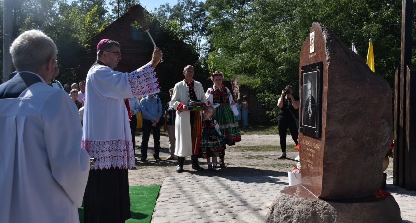 Maurzyce. Odsłonięto kamień poświęcony kard. Stefanowi Wyszyńskiemu (foto,film)