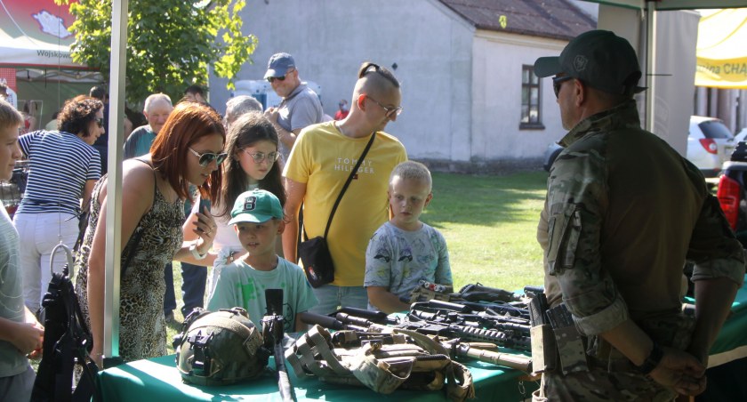 Chąśno. Piknik militarno-historyczny w 80. rocznicę zrzutów cichociemnych (foto, film)