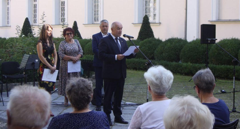 Łowicz. Narodowe Czytanie „Nad Niemnem” na dziedzińcu muzeum (foto)