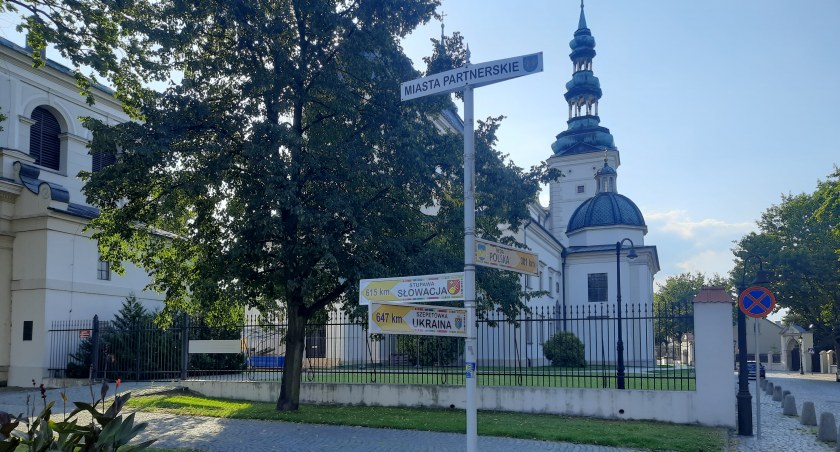 Łowicz. Co się stało z tabliczkami miast partnerskich?