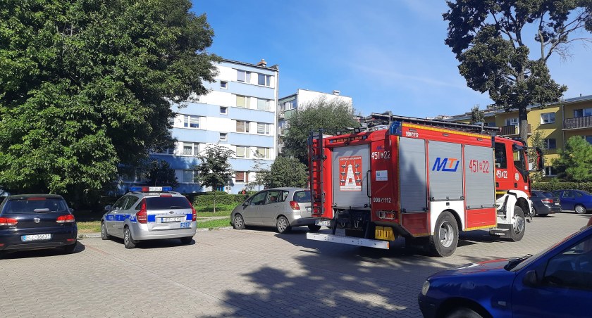 Łowicz. Strażacy weszli do mieszkania, na pomoc kobiecie było za późno