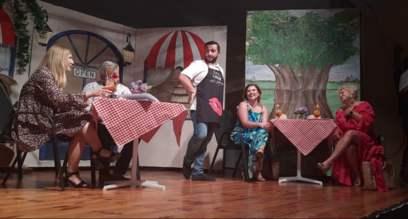 NieZwykły Teatr na Korabce ponownie pokaże „Wakacje z księdzem”