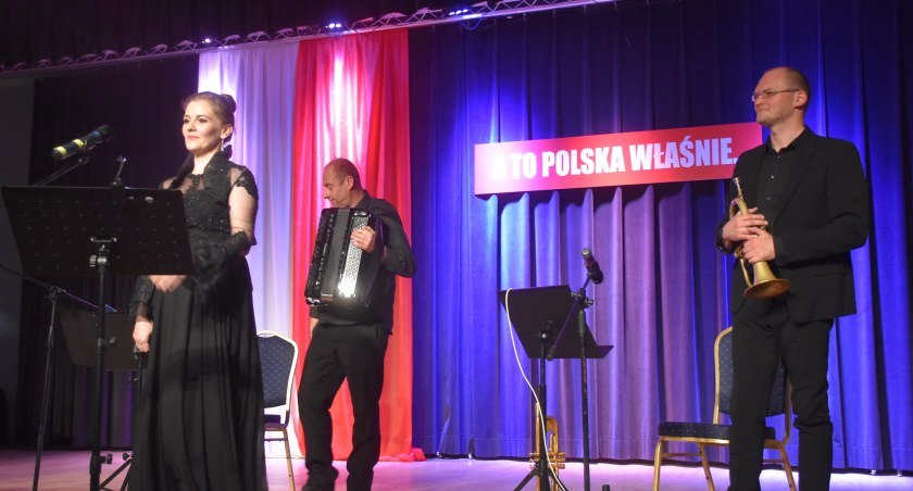 Muzyczno-poetyckie spotkanie patriotyczne w Domaniewicach (foto,film)