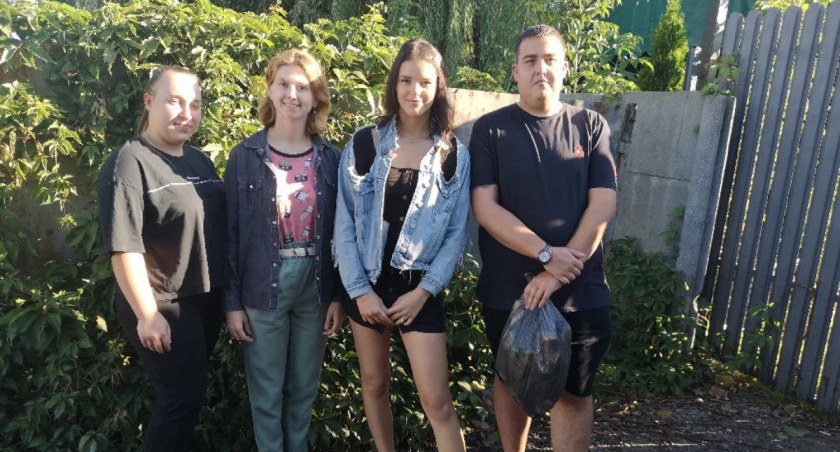 Młodzież ze szkoły na Podrzecznej brała udział w Akcji Sprzątania Świata (foto)