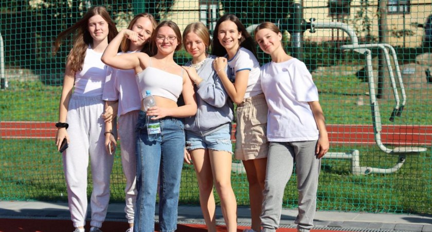 Impreza integracyjna dla klas pierwszych w Chełmonie (foto, film)