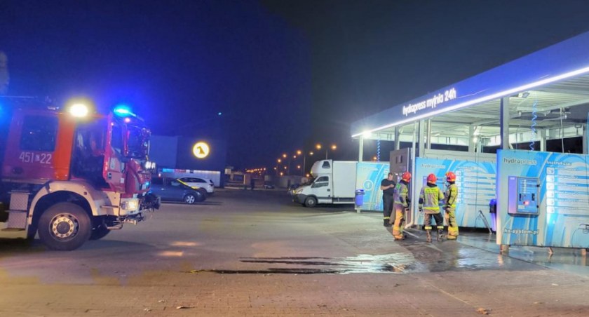 Strażacy interweniowali na myjni samochodowej (foto)