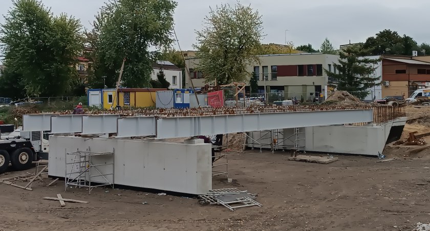 Łowicz. Pierwsze belki nośne ułożone już na moście (foto)