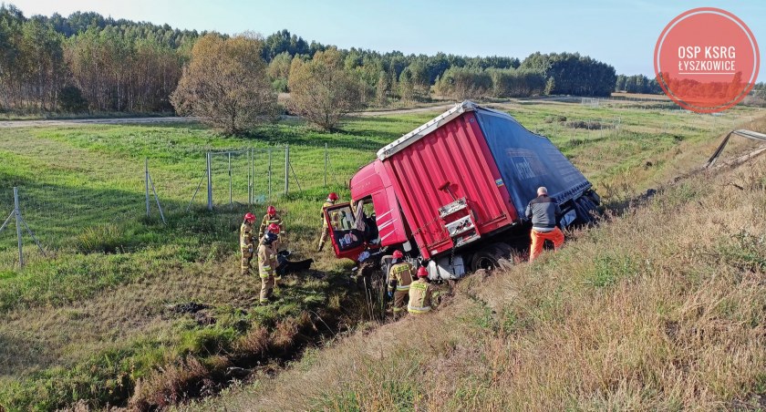Autostrada A2. Ciężarówka przebiła bariery i wypadła do rowu