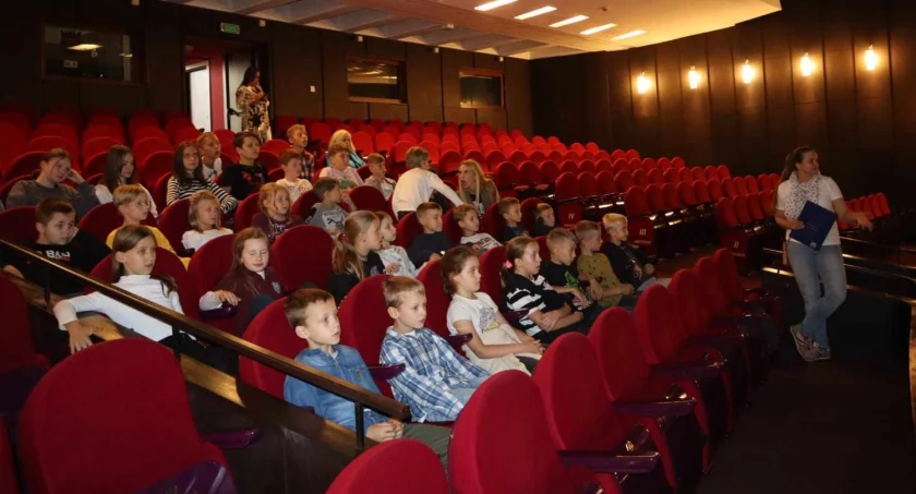 Uczniowie z Popowa i Niedźwiady za kulisami Teatru Wielkiego w Łodzi (foto)