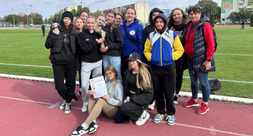 Uczennice II LO odniosły kolejny sukces w zawodach lekkoatletycznych (foto)