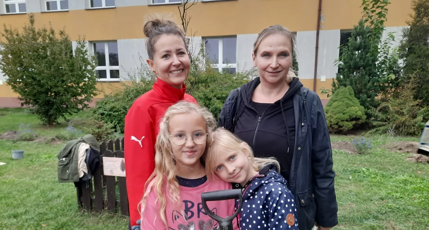 Szkoła ogrodem. Przybyło nowych nasadzeń na terenie SP nr 2 w Łowiczu (foto)