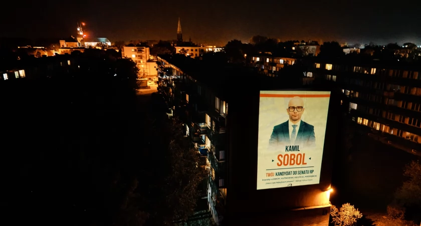 Plakat wyborczy Kamila Sobola wyświetlony na łowickim bloku (foto)