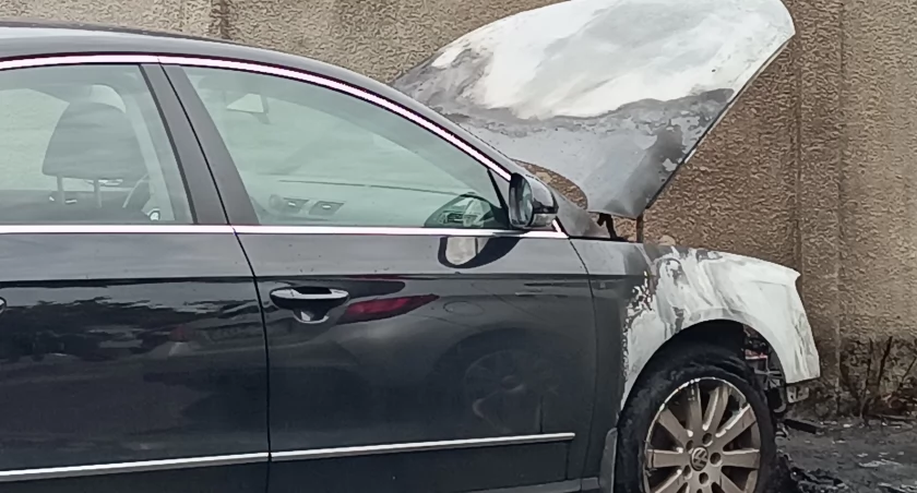 Pożar samochodu na os. Starzyńskiego w Łowiczu (foto)