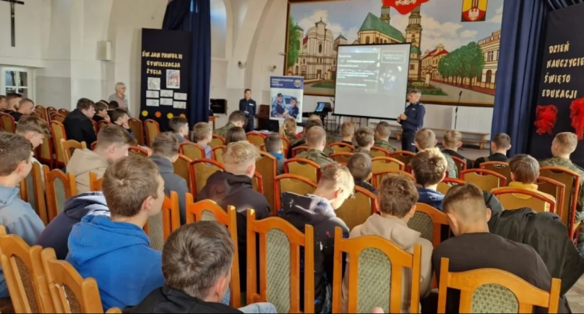 Funkcjonariusze rozmawiali z młodzieżą o pracy w policji