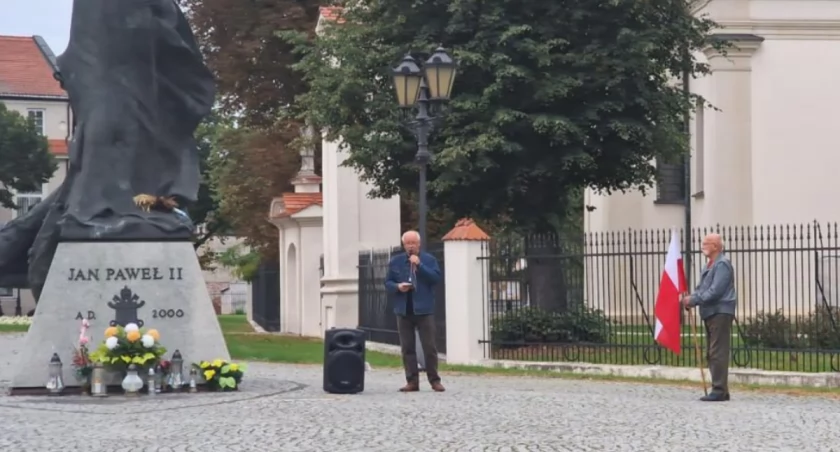 Łowicz. Klub Gazety Polskiej odmówił różaniec w intencji wyborów i Ojczyzny (foto)