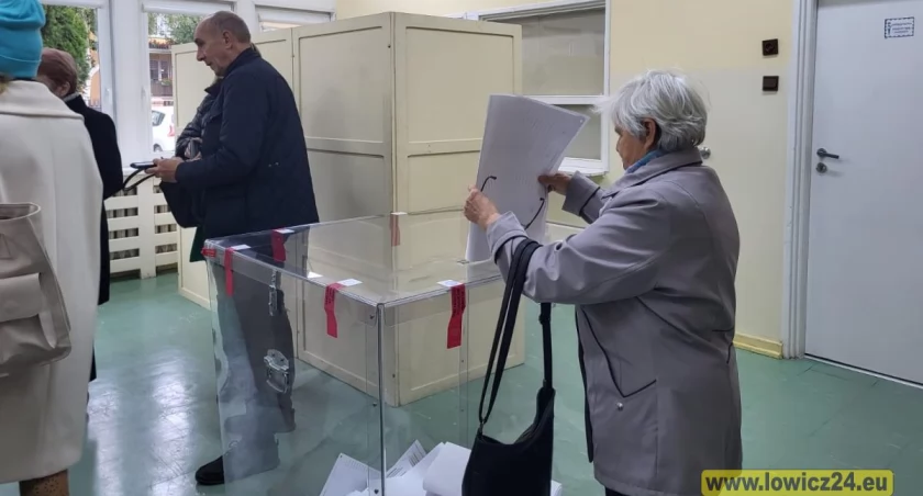 Łowiczanie głosują. Trwają wybory parlamentarne i referendum (foto)