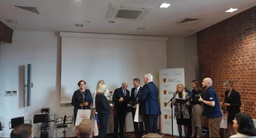 Tadeusz Żaczek z nagrodą Marszałka Województwa Łódzkiego