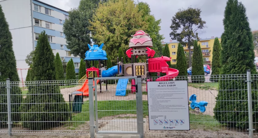 Spółdzielnia wymieniła ogrodzenie placu zabaw na os. Dąbrowskiego