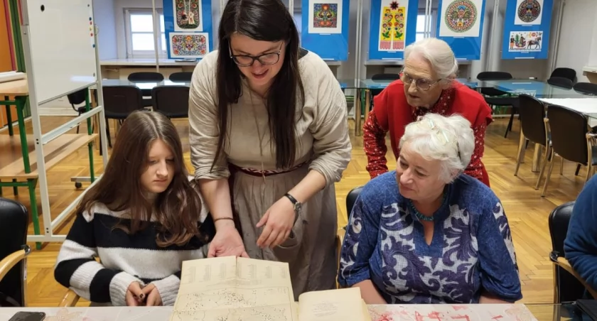 Warsztaty stemplowania i linorytu w łowickim muzeum (foto)