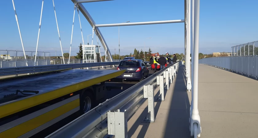 Łowicz. Kolizja z udziałem trzech pojazdów na wiadukcie (foto)