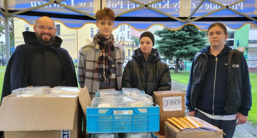 Pijarska młodzież rozprowadza papieskie kremówki (foto)