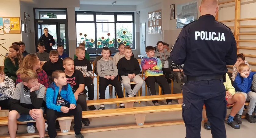 Policjanci odwiedzili młodzież z MOS w Kiernozi (foto)