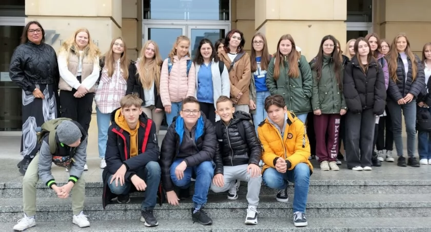 Młodzież podłowickich podstawówek z wizytą w Teatrze Wielkim w Łodzi (foto, film)