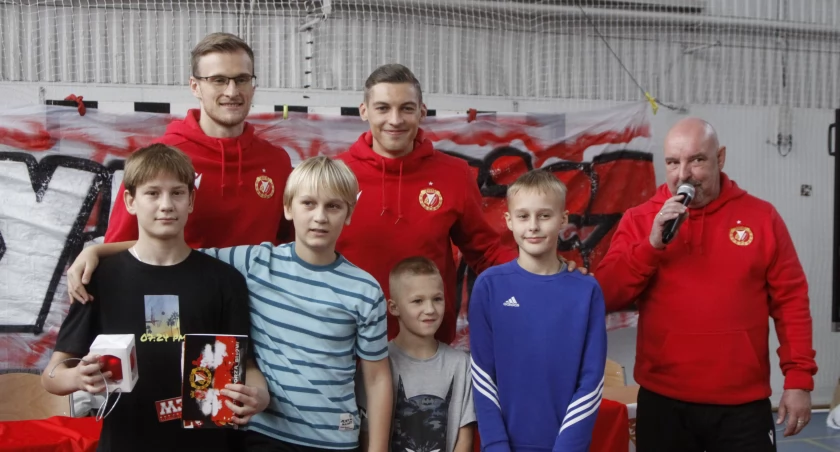 Łowicz. Piłkarze Widzewa odwiedzili uczniów łowickiej „Siódemki” (foto, film)