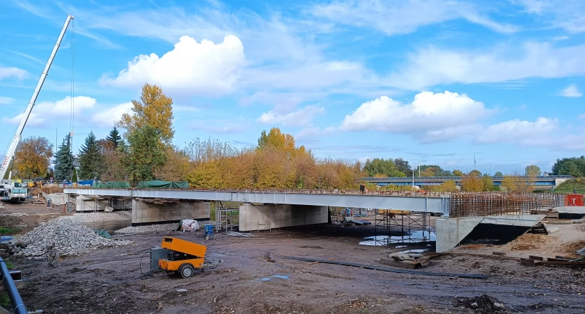 Nowy most w Łowiczu spina już oba brzegi Bzury (foto)