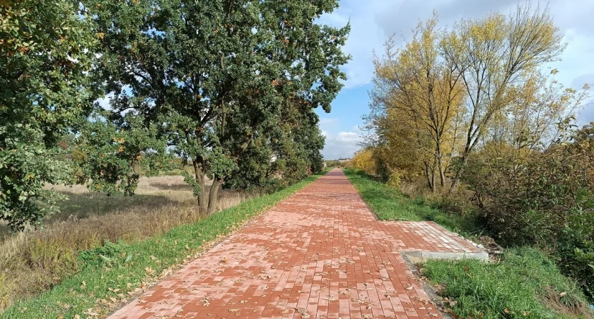 Ścieżka pieszo-rowerowa wyłożona już praktycznie w całości kostką (foto)