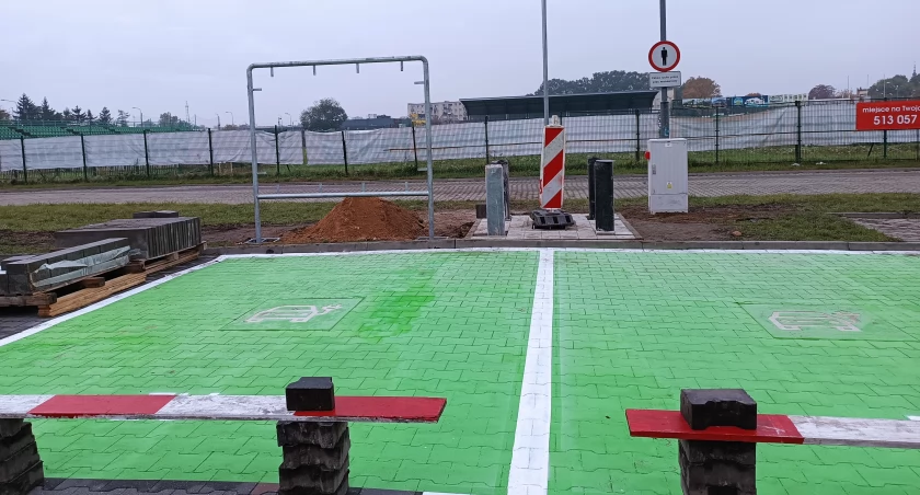 Łowicz. Kolejne dwa miejsca do ładowania elektryków (foto)