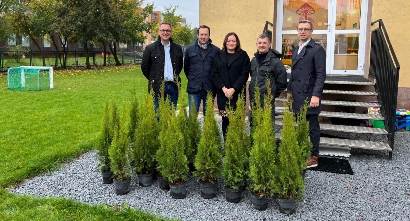 Łowickie.pl przekazało tuje dla TereFere! Zostaną posadzone w miejsce skradzionych!