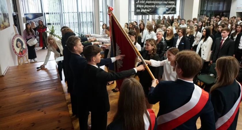 Dzień Patrona i ślubowanie klas pierwszych w II LO w Łowiczu (foto)