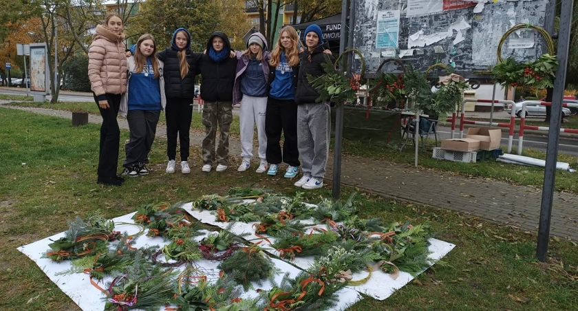 Koszykarki Księżaka Łowicz tym razem sprzedają stroiki (foto)