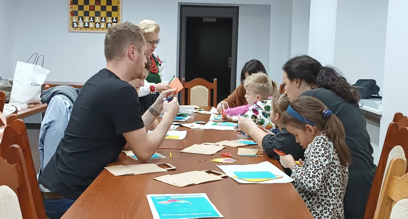 Rozpoczęto cykl warsztatów z tworzenia łowickiej wycinanki (foto)